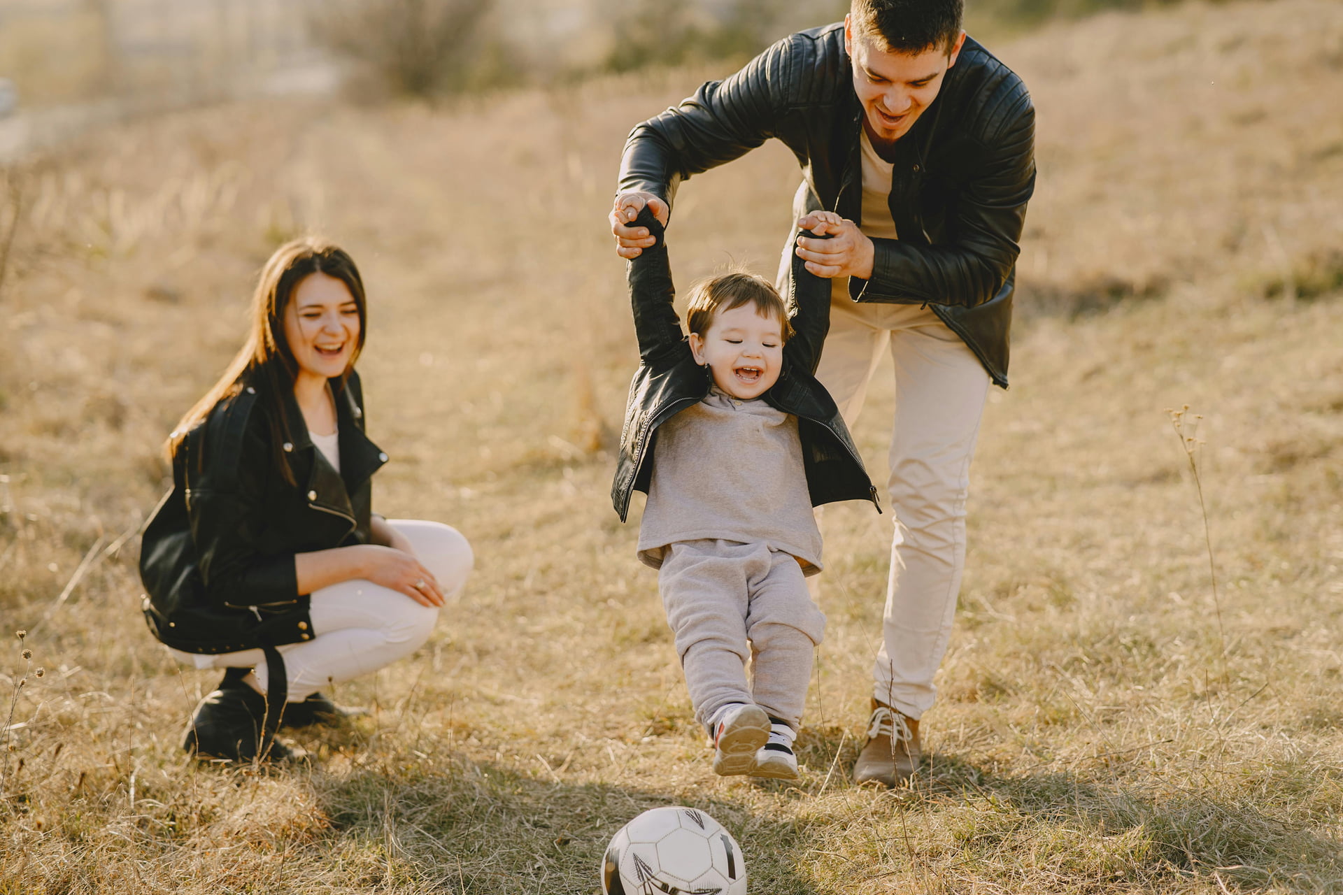 Parents jouant au ballon avec un enfant de moins de 3 ans