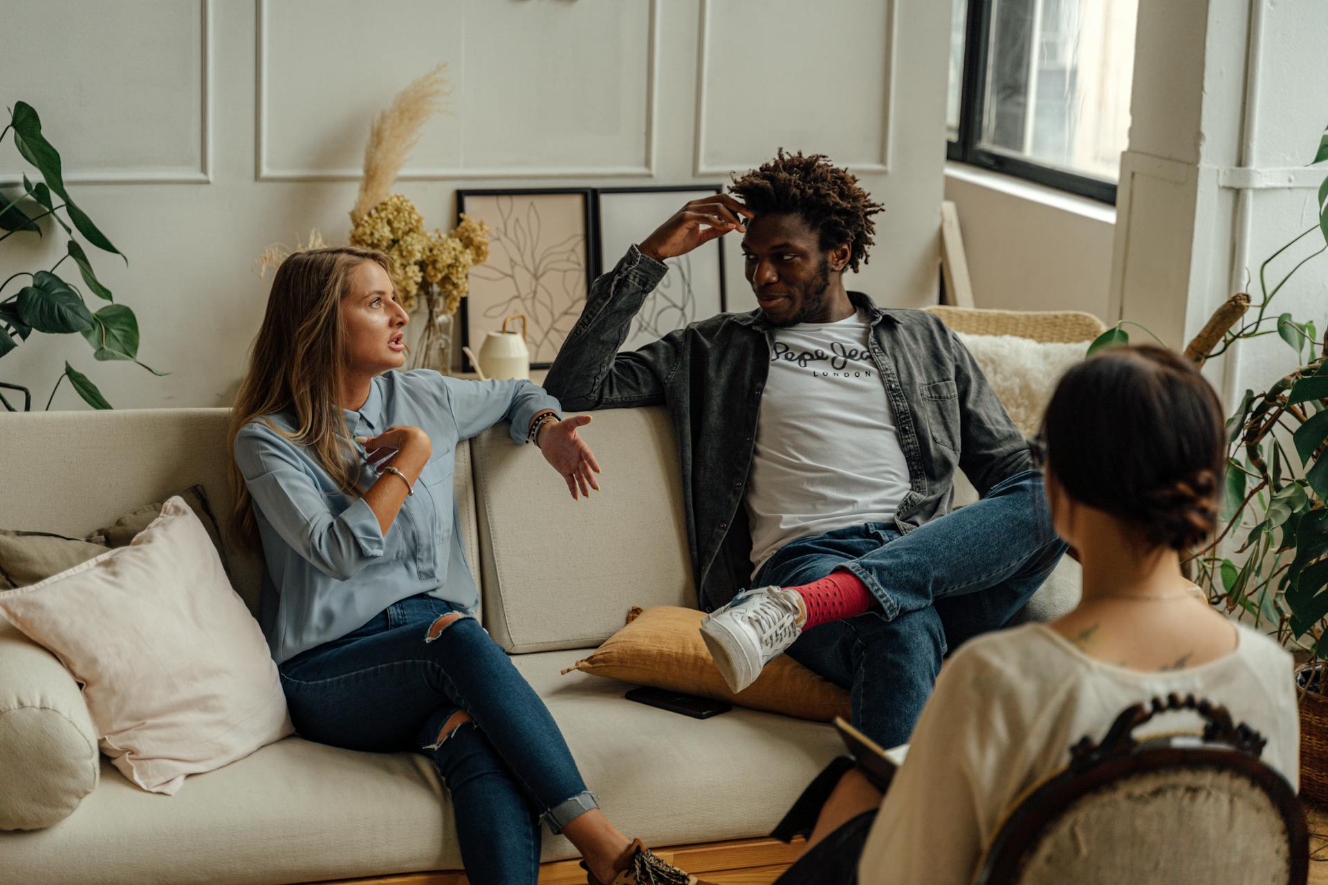 consultation au cabinet d'un couple avec une psychologue